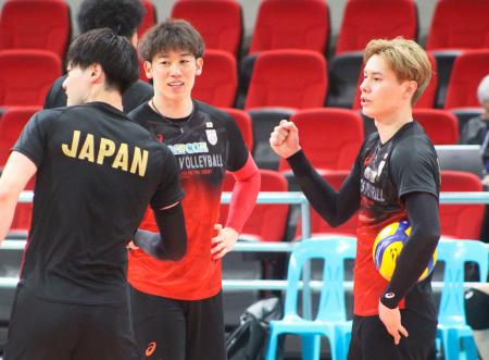 練習会場で調整する石川（中央）と高橋藍（右）＝マニラ（共同） 