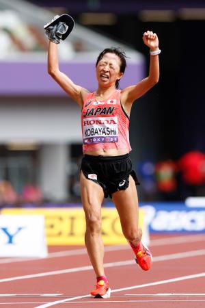 女子マラソン　７位でゴールする小林香菜＝国立競技場 