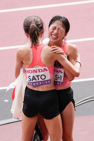 女子マラソン　レース後、佐藤早也伽（手前）と健闘をたたえ合う小林香菜＝国立競技場 