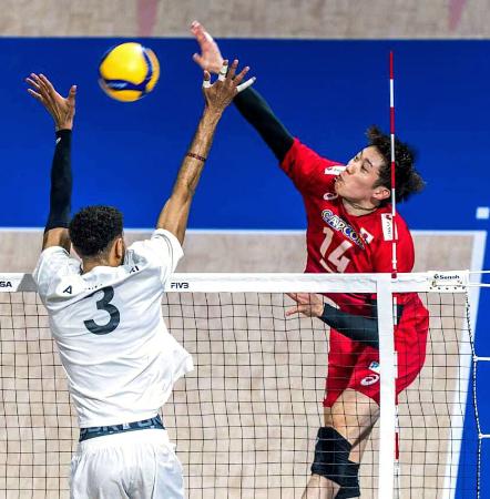 リビア戦でスパイクを放つ石川＝マニラ（Ｖｏｌｌｅｙｂａｌｌ　Ｗｏｒｌｄ提供） 