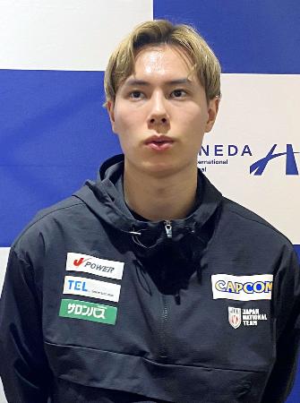 バレーボール男子の世界選手権から帰国し、取材に応じる高橋藍＝１８日、羽田空港 