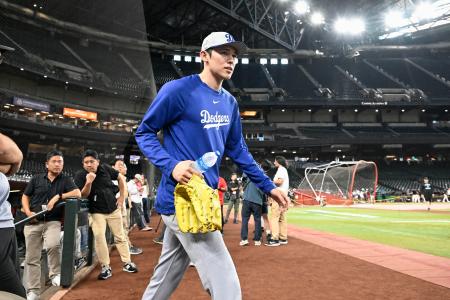 メジャーに合流し、練習のためグラウンドに出るドジャース・佐々木＝フェニックス（共同） 
