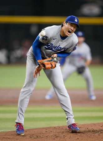 ダイヤモンドバックス戦の３回、トーマスの打球を受けるドジャース・大谷。投手強襲安打となる＝フェニックス（共同） 