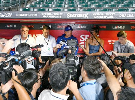 試合前、取材に応じるドジャースのロバーツ監督（奥中央）＝フェニックス（共同） 