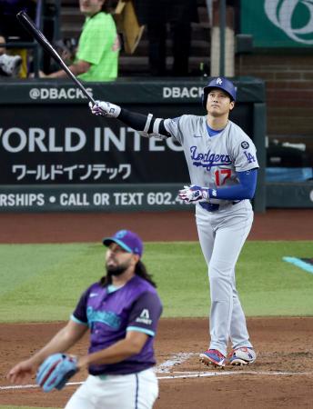 ダイヤモンドバックス戦の４回、５４号２ランを放つドジャース・大谷。投手クリスマット＝フェニックス（共同） 