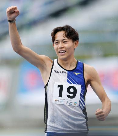 少年男子Ａ１００メートルを大会記録に並ぶ１０秒１９で制し、ガッツポーズする石川・清水空跳＝平和堂ＨＡＴＯスタジアム 