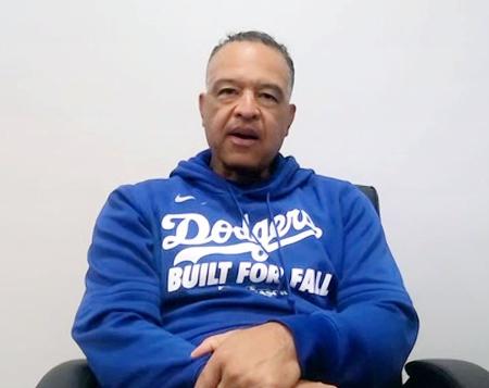 オンラインで記者会見するドジャースのロバーツ監督＝５日（共同） 