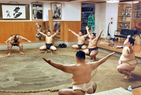 新師匠の大嶽親方(手前)の下で稽古に臨む王鵬(右端)ら。奥は元横綱大鵬の写真=東京都江東区の大嶽部屋