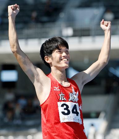 成年男子走り高跳び　２メートル２９の大会記録を１回目でクリアし、喜ぶ広島・真野友博。優勝した＝平和堂ＨＡＴＯスタジアム 