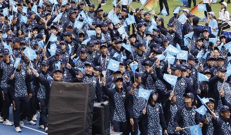 ９月の総合開会式で入場行進する滋賀県選手団＝平和堂ＨＡＴＯスタジアム 