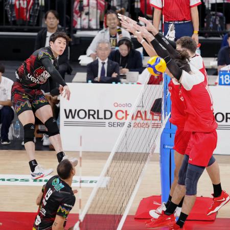 サントリー戦でスパイクを放つペルージャの石川（左）＝有明アリーナ（代表撮影） 