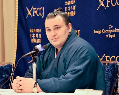 日本外国特派員協会で記者会見に臨む安青錦=9日、東京都千代田区