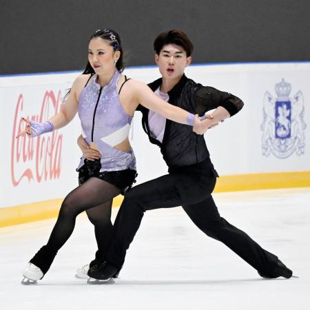 アイスダンスＲＤ　演技する吉田唄菜（左）、森田真沙也組＝トビリシ（共同） 