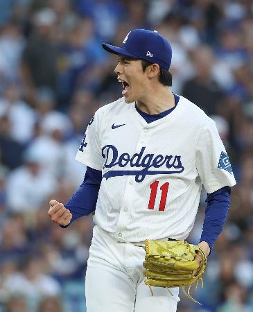 フィリーズ戦の９回、リアルミュートを三振に仕留め、雄たけびを上げるドジャース・佐々木＝ロサンゼルス（ロサンゼルス・タイムズ提供・ゲッティ＝共同） 