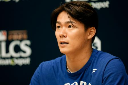 試合後、記者会見するドジャース・山本=ミルウォーキー(共同)