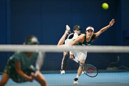 ダブルス１回戦でプレーする加藤未唯（右）、二宮真琴組＝有明テニスの森公園 