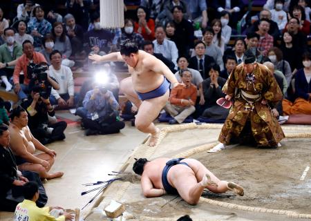 玉鷲（下）をはたき込みで下した大の里＝福岡国際センター 