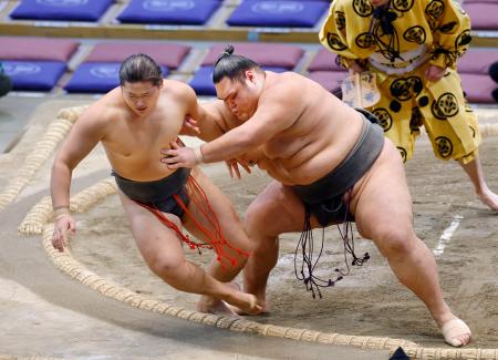 一意（右）が寄り切りで竜翔を破り、幕下優勝を決める＝福岡国際センター 