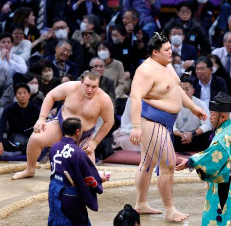 安青錦（左）を寄り切りで下した大の里＝福岡国際センター 