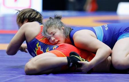 女子７６キロ級準決勝　山本和佳を攻める鏡優翔（右）＝駒沢体育館 