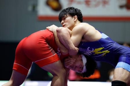 男子フリー８６キロ級決勝　高橋夢大（左）と対戦する高谷惣亮＝駒沢体育館 