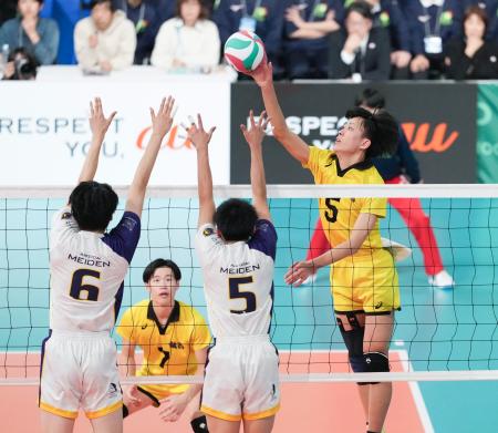 愛工大名電―鎮西　第２セット、スパイクを放つ鎮西・岩下（右端）＝東京体育館 