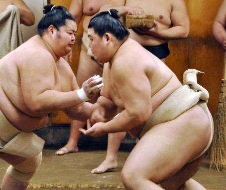 佐渡ケ嶽部屋での出稽古で、大関琴桜（左）と相撲を取る横綱大の里＝千葉県松戸市 