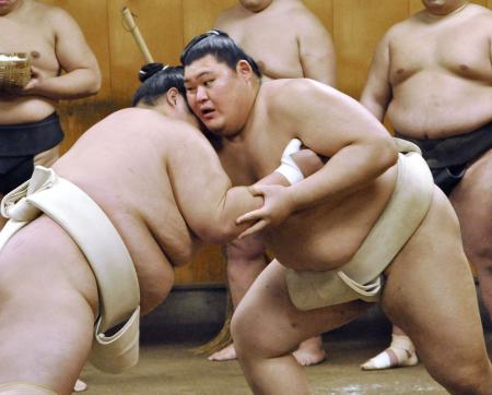 佐渡ケ嶽部屋での出稽古で相撲を取る横綱大の里＝７日、千葉県松戸市 