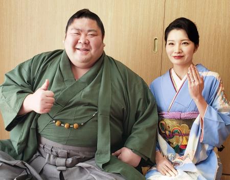 埼玉県草加市の追手風部屋で写真に納まる剣翔（左）と祐華さん＝９日 