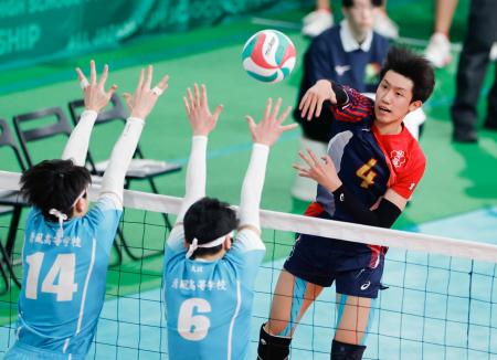 清風―東山　第２セット、スパイクを決める東山・岩田＝東京体育館 