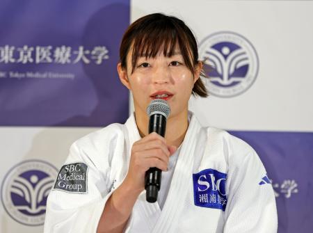 記者会見するパリ五輪柔道女子４８キロ級金メダルの角田夏実＝３０日、千葉県浦安市 