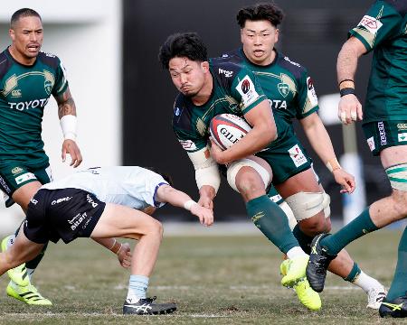 トヨタ―横浜　前半、突進するトヨタ・姫野＝パロマ瑞穂ラグビー場 