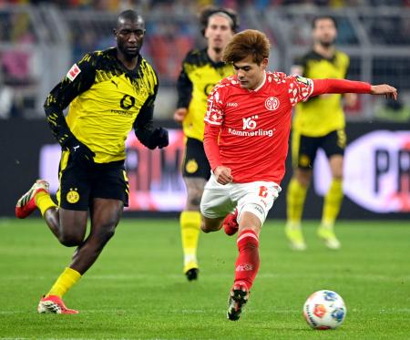 ドルトムント戦で競り合うマインツの佐野海（右）＝ドルトムント（共同） 