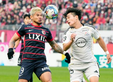 鹿島―横浜Ｍ　後半、競り合う鹿島・レオセアラ（左）と横浜Ｍ・関富＝メルスタ 