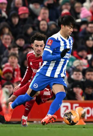 リバプール戦で攻め込むブライトンの三笘（手前）＝リバプール（共同） 