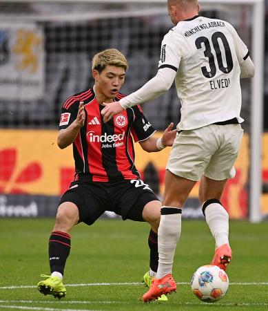 ボルシアＭＧ戦で競り合うＥフランクフルトの堂安＝フランクフルト（共同） 