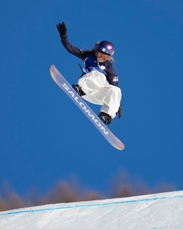 女子スロープスタイル予選　ジャンプする村瀬心椛＝リビーニョ（共同） 