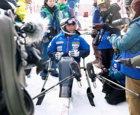 競技を終え取材に応じる男子回転座位を制した森井大輝＝菅平高原パインビークスキー場 