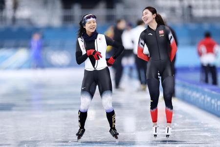 スピードスケートの試合会場で調整中、中国の韓梅（右）と談笑する高木美帆＝２日、イタリア・ミラノ（共同） 