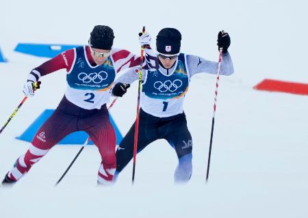 男子個人ラージヒル　後半距離で力走する山本涼太（右）＝テーゼロ（共同） 