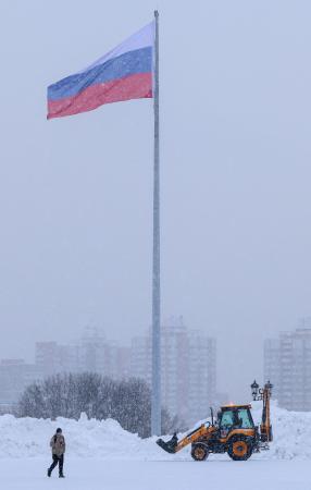 モスクワに掲げられたロシアの国旗＝１１日（ロイター＝共同） 