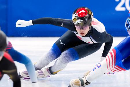 女子３０００メートルリレー順位決定戦　滑走する中島未莉＝ミラノ（共同） 