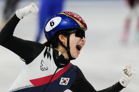 ショートトラック女子３０００メートルリレーで優勝し、喜ぶ韓国のキム・ギルリ＝１８日、ミラノ（ＡＰ＝共同） 