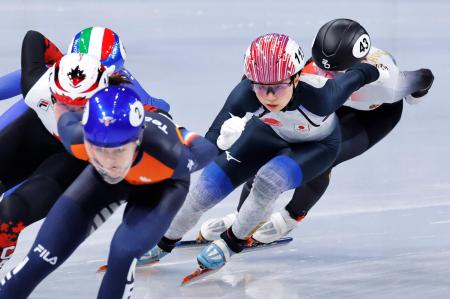 女子１５００メートル順位決定戦　滑走する長森遥南（右から２人目）＝ミラノ（共同） 