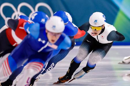 男子マススタート決勝　滑走する佐々木翔夢（右端）＝ミラノ（共同） 