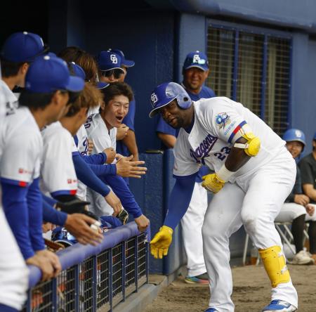 ３回、本塁打を放ちナインに迎えられる中日・サノー（右）＝アグレ北谷 