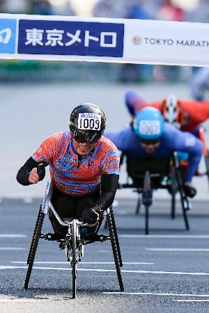 車いす男子で日本勢トップの３位に入った渡辺勝＝東京都千代田区 