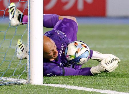 川崎―水戸　ＰＫ戦で水戸４人目のキックを止める川崎・ＧＫブローダーセン＝Ｕ等々力 