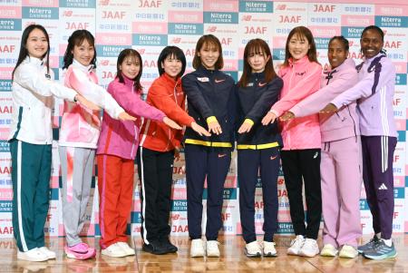 集合写真に納まる前田穂南（右から３人目）ら招待選手＝６日、名古屋市 