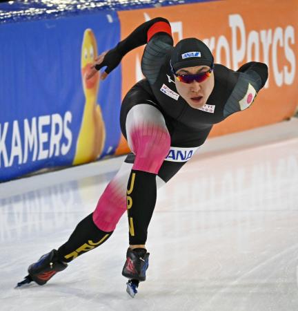 男子５００メートルで滑走する新濱立也＝ヘーレンフェイン（共同） 